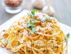 Спагети Алио е олио - паста със зехтин, чесън, пармезан и магданоз - снимка на рецептата